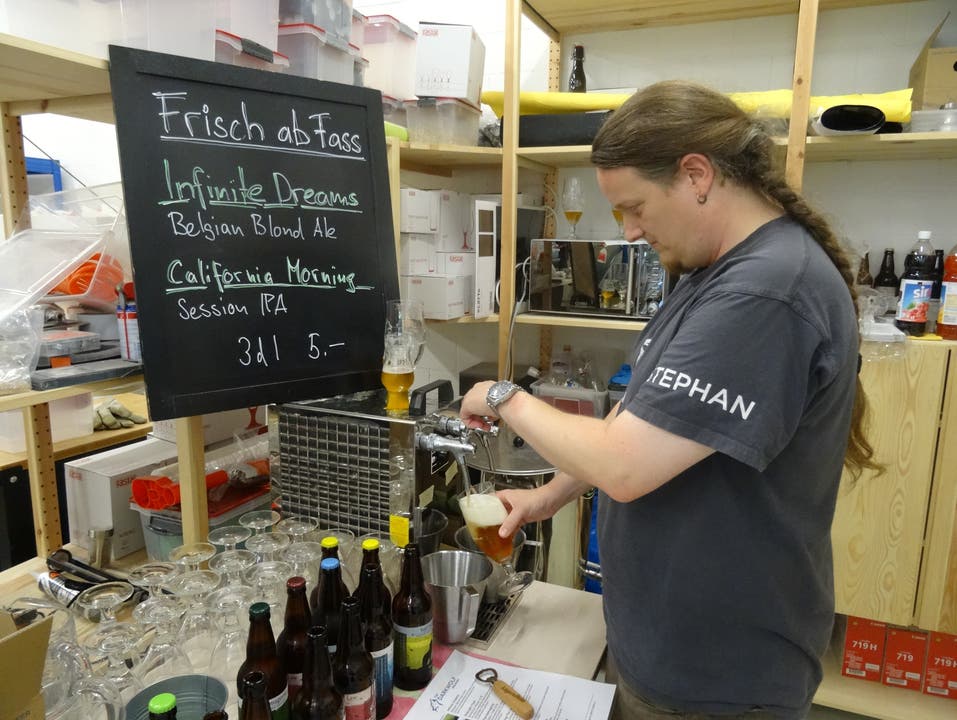 Er und sein Bier sind Limmattaler Bierkennern bestens bekannt: Stephan Troxler von The Darkwolf Brewery in Dietikon. Auch am Fiirabigmärt auf dem Rapidplatz gibt es sein Bier jeweils zu geniessen.