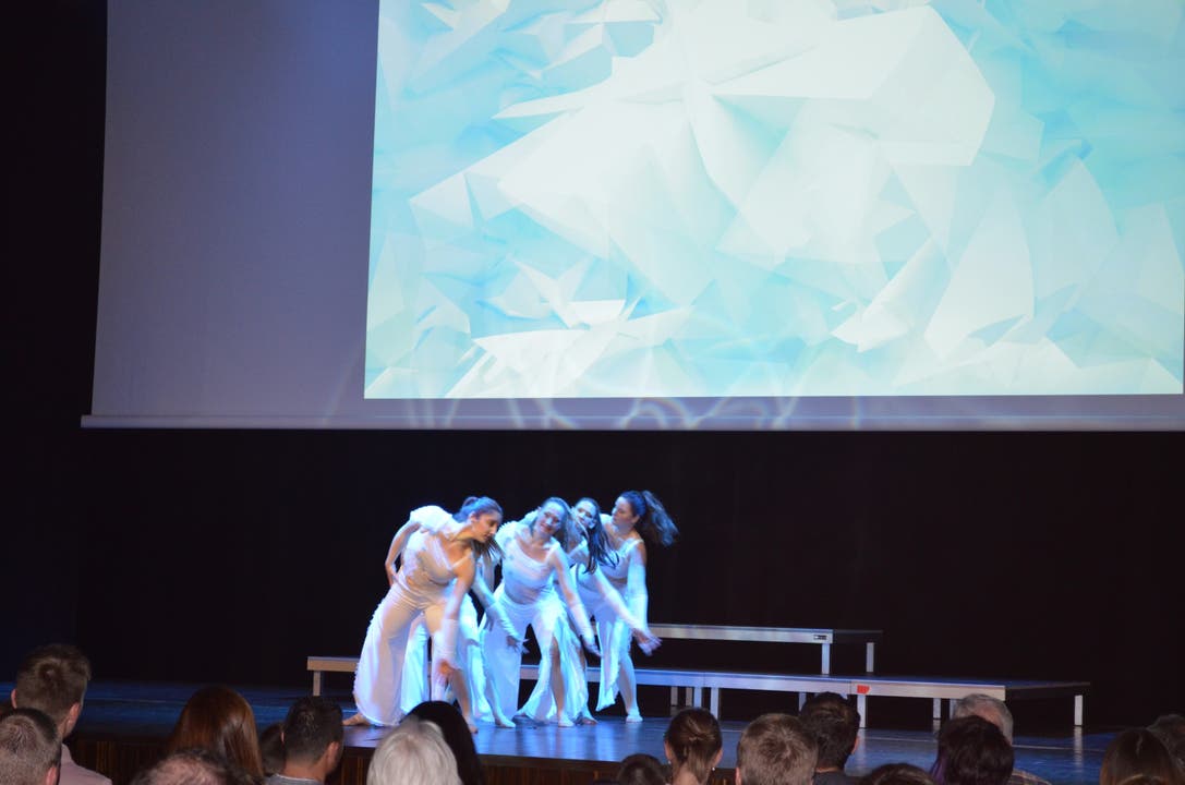 Kulturnacht 2019 im Campussaal Die in Weiss gekleideten Tänzerinnen präsentieren eine sanfte Ballett-Choreographie.