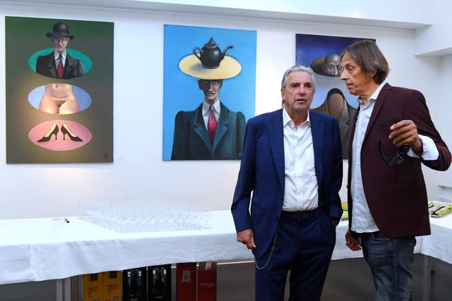 Kunstmaler Jörg Binz (links) mit Redner Pedro Lenz bei der Vernissage der Ausstellung Mitte September.