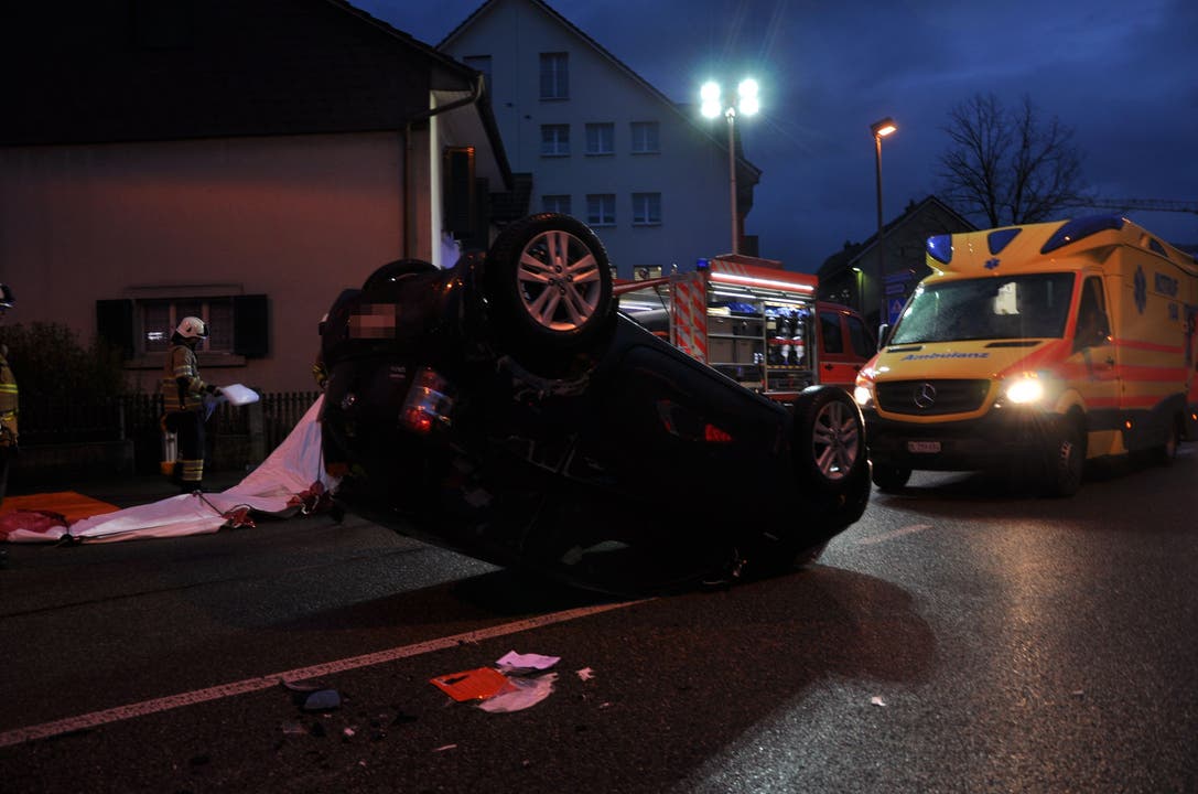 Breitenbach SO, 2.März: Ein Auto krachte in parkierte Fahrzeuge und überschlug sich. Der 70-jährige Lenker musste mittelschwer verletzt mit der Rega ins Spital geflogen werden.