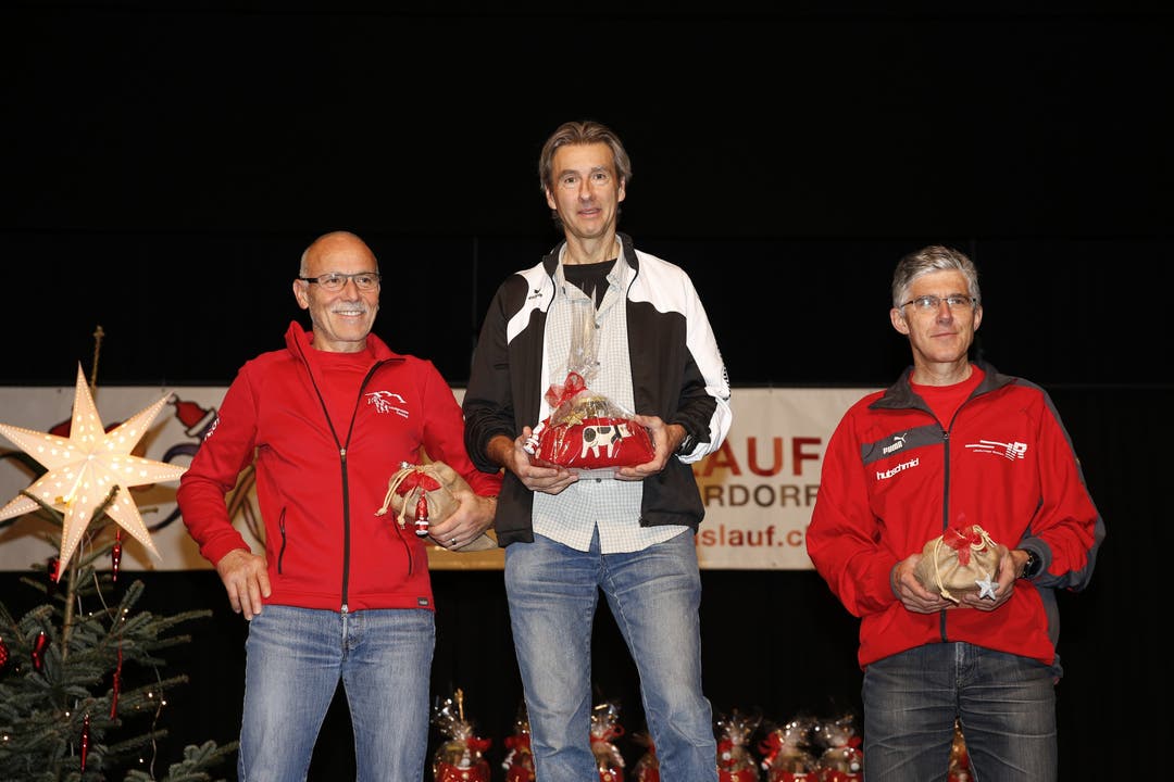 Chlauslauf Niederrohrdorf 2018 Sieger Kategorie Männer 60+: 1. Andy Vögtli, 2. Ueli Wäfler, 3. Hanspeter Zaugg, bei der Siegerehrung des Chlauslaufs in Niederrohrdorf, am 1. Dezember 2018
