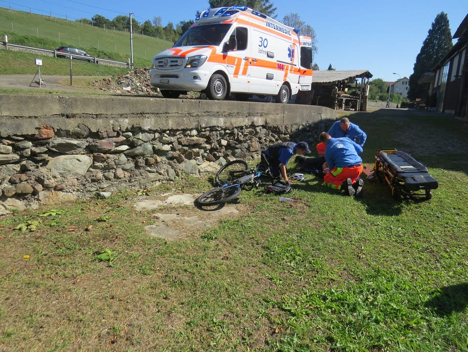 Zufikon AG, 25. September Ein 67-Jähriger stürzte mit dem E-Mountainbike über eine eineinhalb Meter hohe Mauer und verletzte sich dabei schwer.