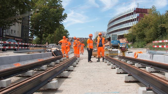 Die erste Limmattalbahn-Bau-Etappe läuft bereits. Derweil wird diskutiert, ob die Bahn auch in den Aargau führen soll.