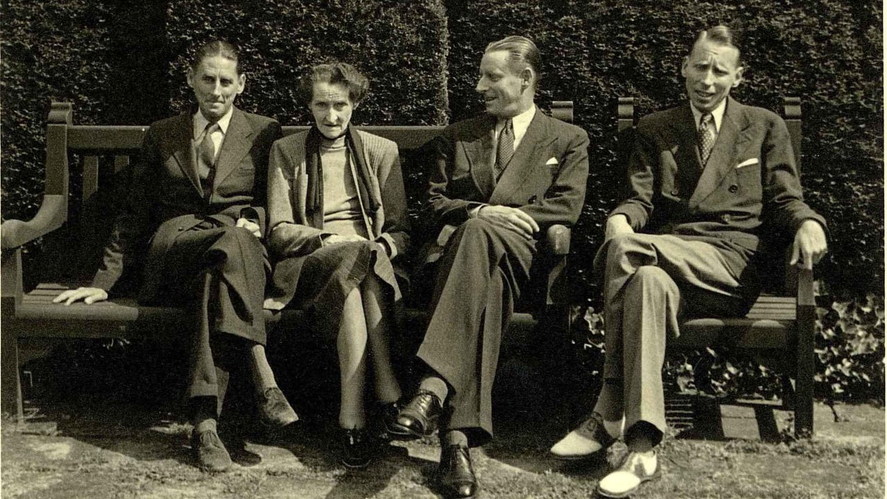Jenny Brown-Sulzer (1871-1968) Jenny Brown mit ihren Söhnen John Alfred, Sidney Hamlet und Harry Frank Brown (v.l.) im Park der Villa Langmatt im Jahr 1943.