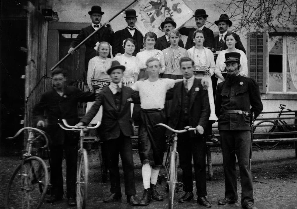 1916: Die Jungmannschaft bei der Eierläset in Rütihof 1916: Die Jungmannschaft bei der Eierläset in Rütihof
