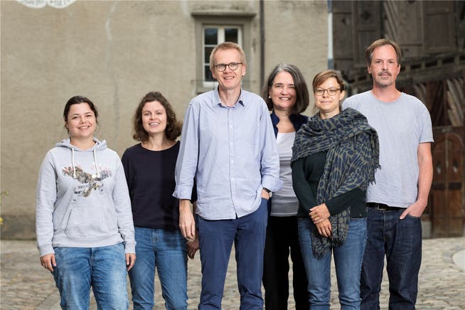 «Geschichten, die berühren»: Bruno Meier und Denise Schmid (Mitte) mit ihrem Team in der Badener Kronengasse. Thoma
