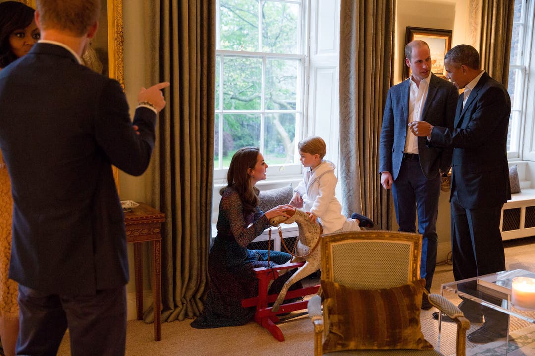 Prinz George auf dem Schaukelpferd, Mama Catherine ist da, Papa William und Barack Obama unterhalten sich (April 2016).