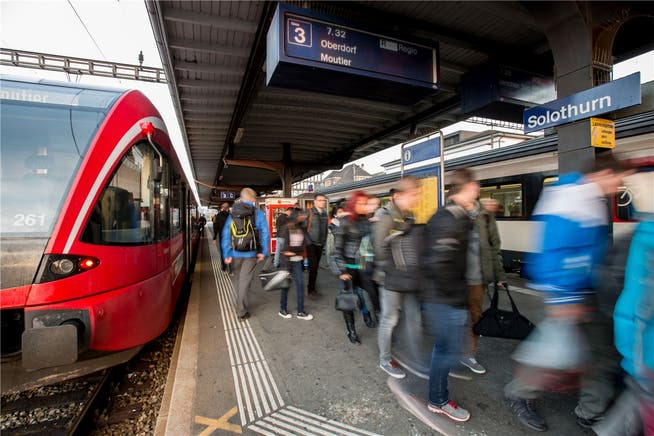 In Solothurn haben die Nutzer der Bahnlinie Solothurn-Moutier Anschluss an Zürich, in Moutier nach Basel, wobei die Umstiegszeit in Moutier knapp ist.