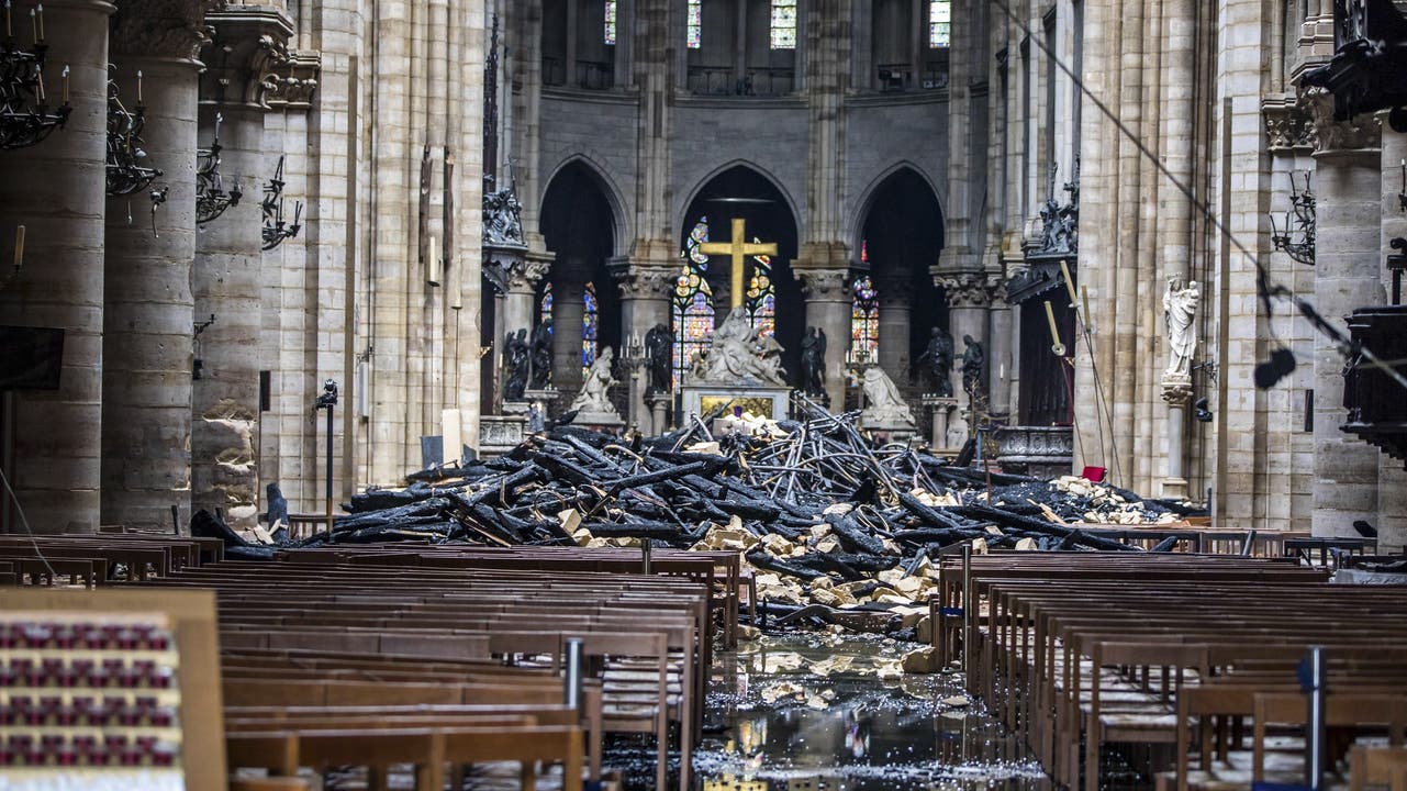 Ein Blick in das Innere der Kathedrale Notre-Dame in Paris nach dem verheerendem Brand.
