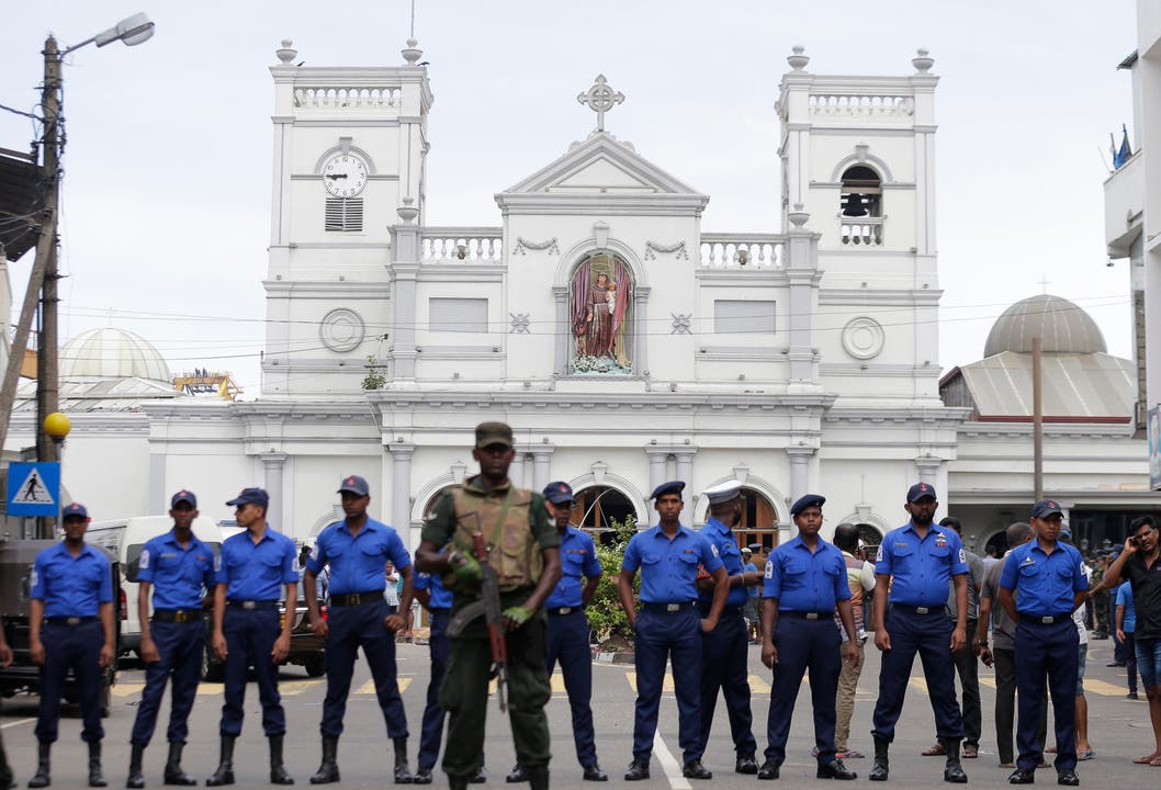 Sicherheitskräfte bewachen die Sankt-Anthony-Kirche in Colombo.