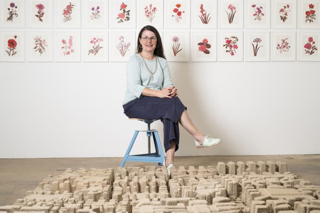 Dominique Eliane Girod in ihrem Atelier- und Galerieraum im Badener Merkerareal, hinter ihrem Werk «Remains» – an der Wand Arbeiten ihrer Serie «Flor».