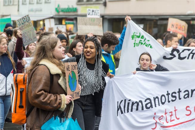 Jugendliche fordern im März bei einer Demo in Baden, den Klimanotstand im Aargau auszurufen – nun kommt das Anliegen ins Kantonsparlament.
