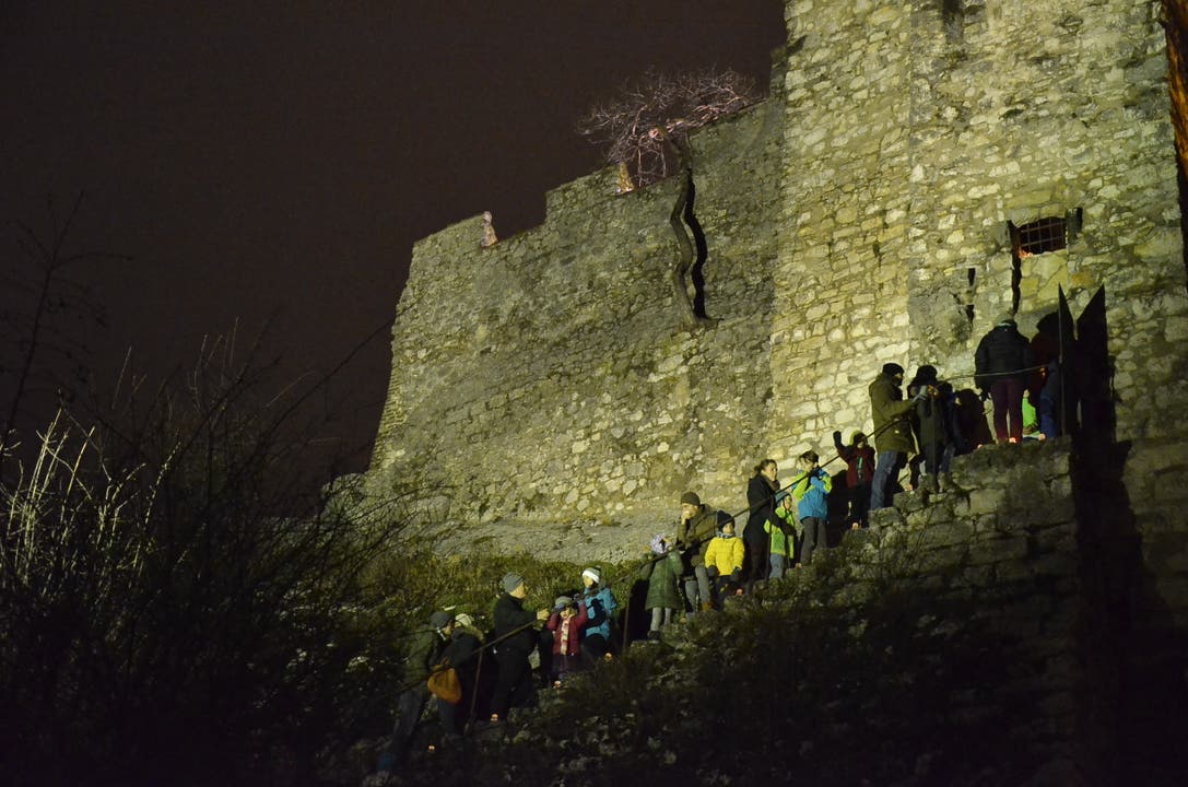 Weit über hundert Personen hatten sich versammelt, als sich die Schlossruine in ein Lichtermeer verwandelte. Weit über hundert Personen hatten sich versammelt, als sich die Schlossruine in ein Lichtermeer verwandelte.