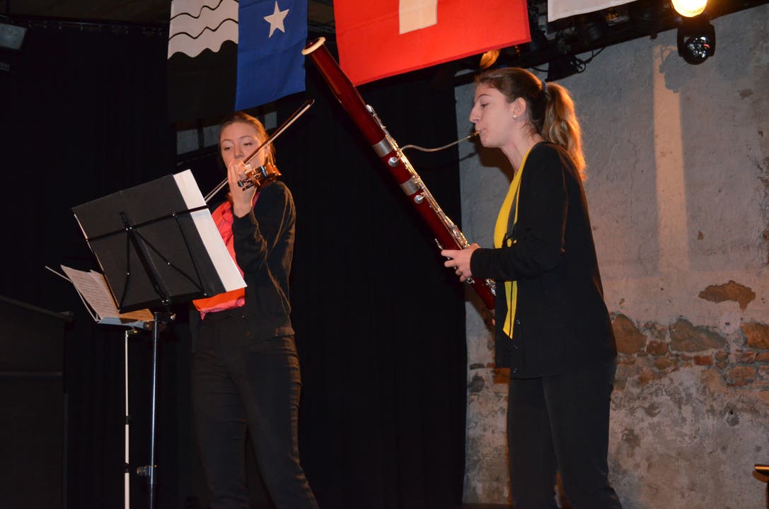 Neujahrsapéro Brugg Später verzückte das Schwestern-Duo Sabina und Valeria Curti mit ihren Fagott- und Geigenklängen das Publikum.