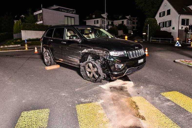 Zollikon ZH, 24. April: Ein 18-jähriger Schweizer hat in der Nacht auf Donnerstag in Zollikon mit einem gestohlenen Auto einen Unfall verursacht. Er rammte mit dem gestohlenen Wagen ein parkiertes Auto und fuhr trotz grossem Schaden weiter. Bei einer Kreuzung stieg er aus und flüchtete zu Fuss.
