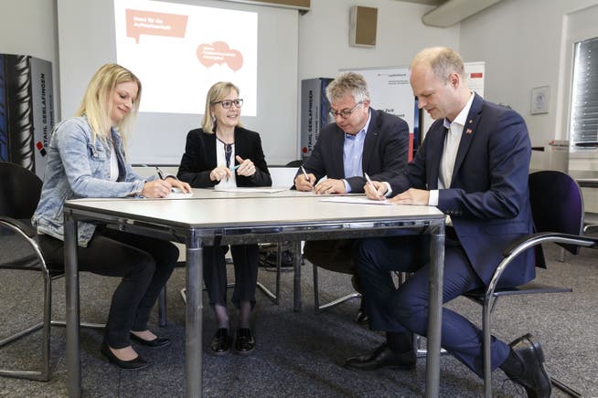  Marlies Murbach, Regierungsrätin Brigit Wyss, Andreas Gasche und Daniel Probst (v.l.) unterzeichnen die Absichtserklärung zur gemeinsamen Förderung der Vereinbarkeit von Beruf und Familie.