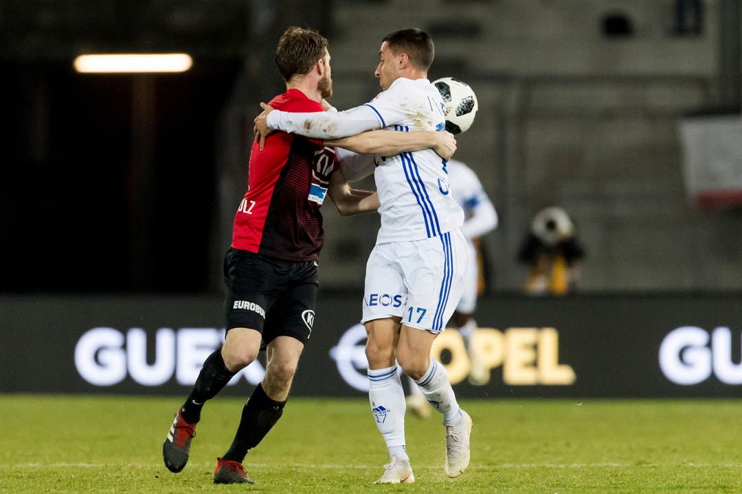 FCA-Spieler Nicolas Schindelholz (l.) gegen den Lausanner Joao Oliveira (r.) - ein Duell auf Augenhöhe.
