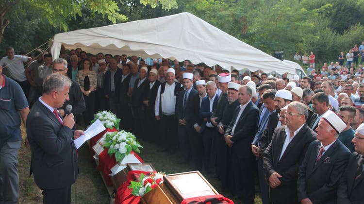 Grosse Anteilnahme: Tödlich verunfallte Aargauer Familie in Kosovo beerdigt