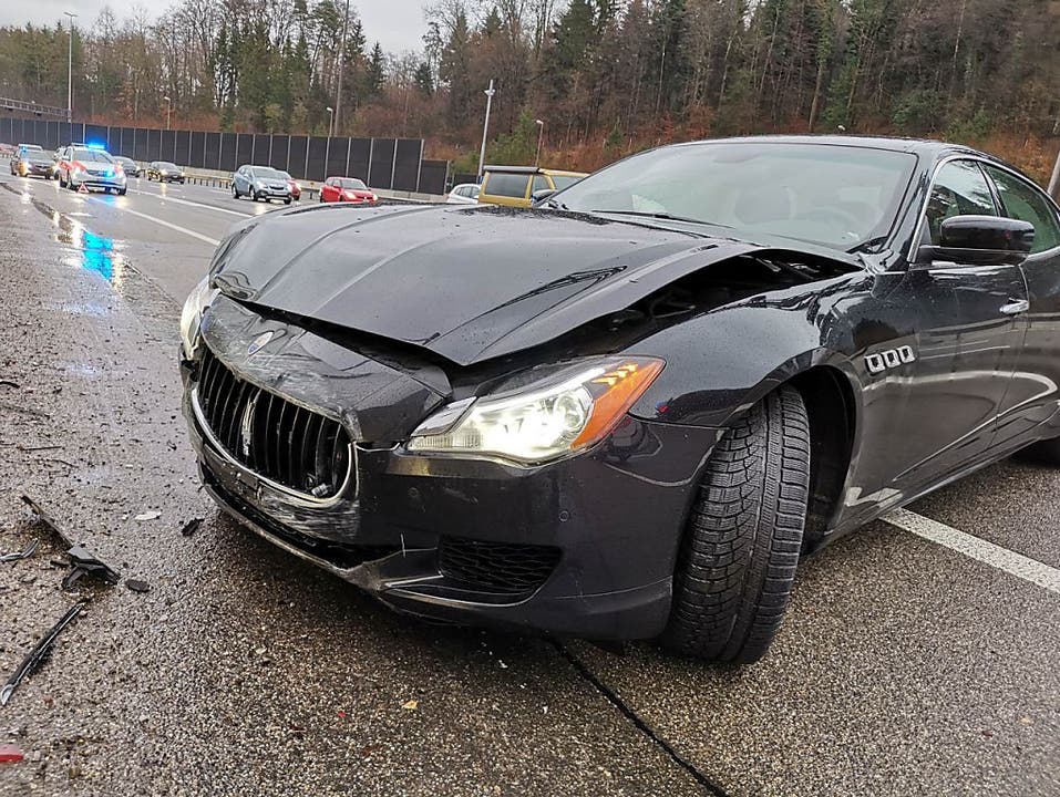 Neuenhof AG, 13. Januar: Ein Maserati-Fahrer geriet am Sonntagnachmittag auf der A1 ins Schleudern und prallte gegen die Lärmschutzwand. Er wurde mittelschwer verletzt. Der Sachschaden beträgt rund 25'000 Franken.