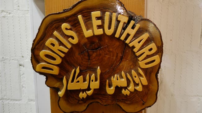 Auf dieser Holzschnitzerei steht unten in arabischer Schrift, die von rechts nach links gelesen wird: Doris Leuthar.