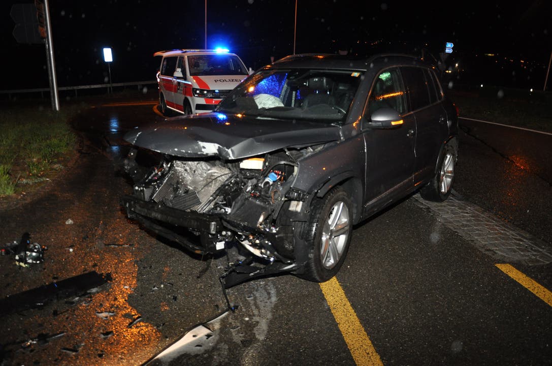 Grenchen SO, 17. April: Eine 59-jährige Schweizerin fuhr beim Kreisel bei der Autobahneinfahrt über zwei Inselleitpfosten und prallte frontal in die Leiteinrichtung der Autobahneinfahrt. Sie verletzte sich leicht.