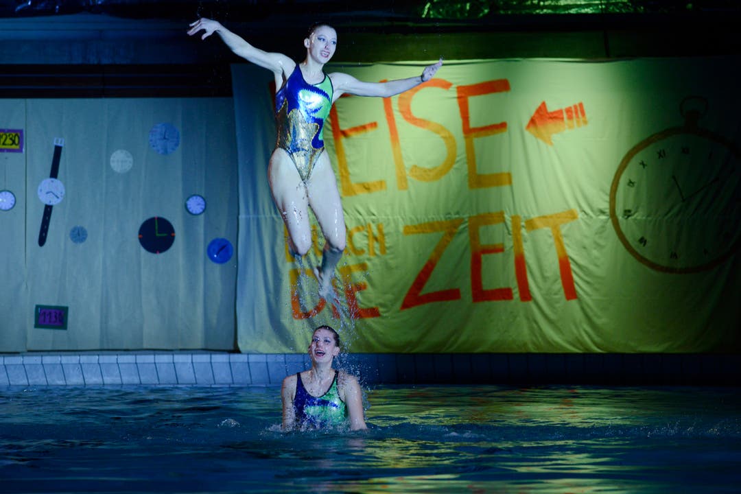 Synchronschwimmen: Livia Mühlheim (oben) und Mara Bachl