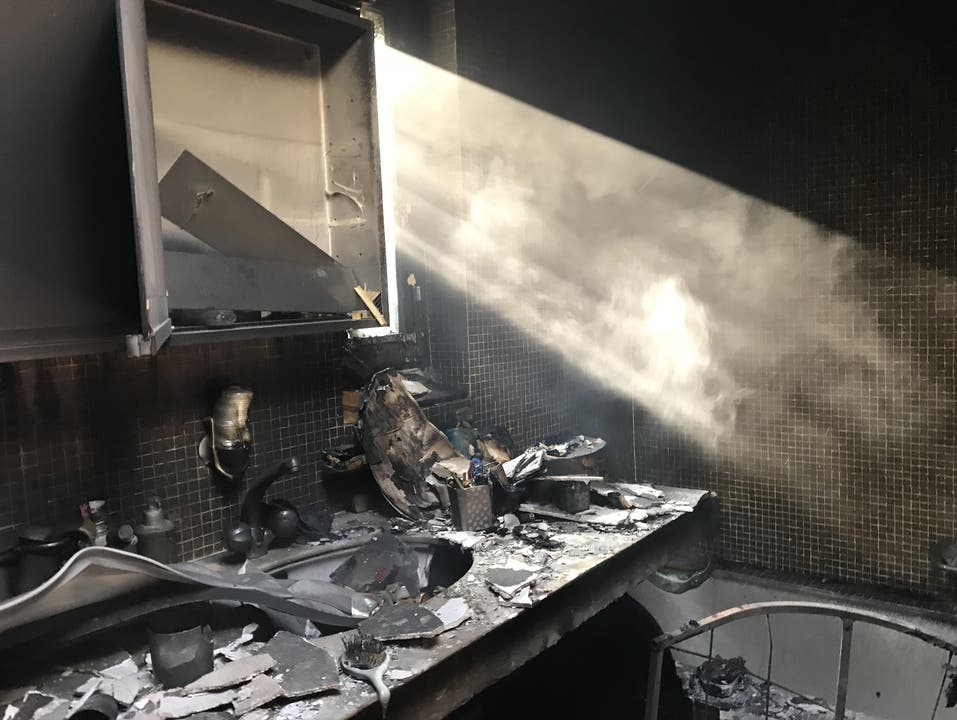 Reinach BL, 29. Mai: Nach einem Brand in einem Einfamilienhaus mussten zwei Personen mit Verdacht auf Rauchvergiftung ins Spital gebracht werden. Der Brand an der Therwilerstrasse wurde gegen 17.30 Uhr gemeldet. Das Feuer brach im Badezimmer aus.