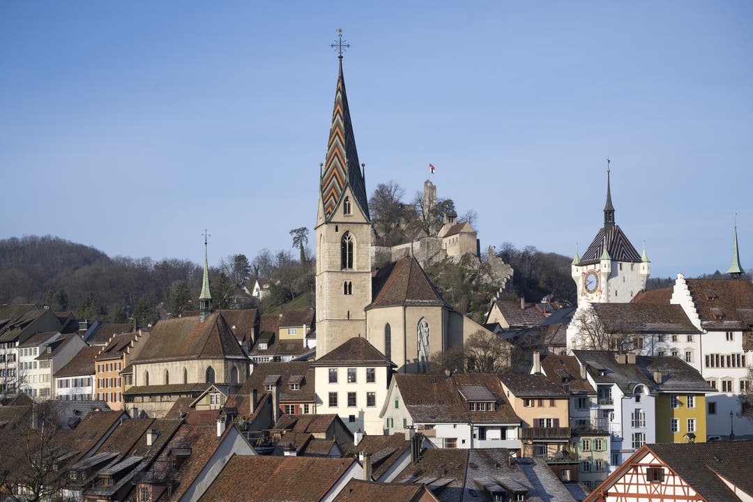Die Badener Altstadt von der rechten Limmatseite aus gesehen, v.l.n.r.: die Sebastianskapelle, die katholische Stadtpfarrkirche, die Ruine Stein und der Stadtturm.