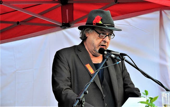 Texter, Sänger und zunehmend auch Redner: Stiller-Haas-Frontmann Endo Anaconda gestern als 1.-Mai-Redner auf dem Aarauer Holzmarkt.
