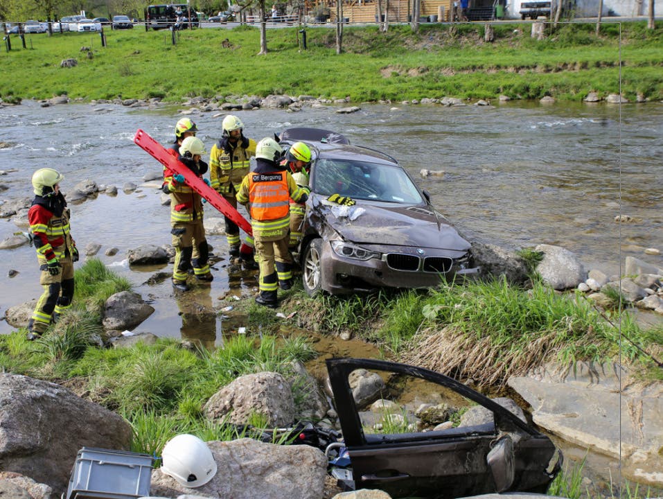 Sihlbrugg ZG, 21. April: Ein Autofahrer hat die Kontrolle über sein Auto verloren. Dieses landete in der Sihl. Der 74-jährige Lenker wurde bei dem Unfall leicht verletzt, seine 86-jährige Beifahrerin erlitt erhebliche Verletzungen.