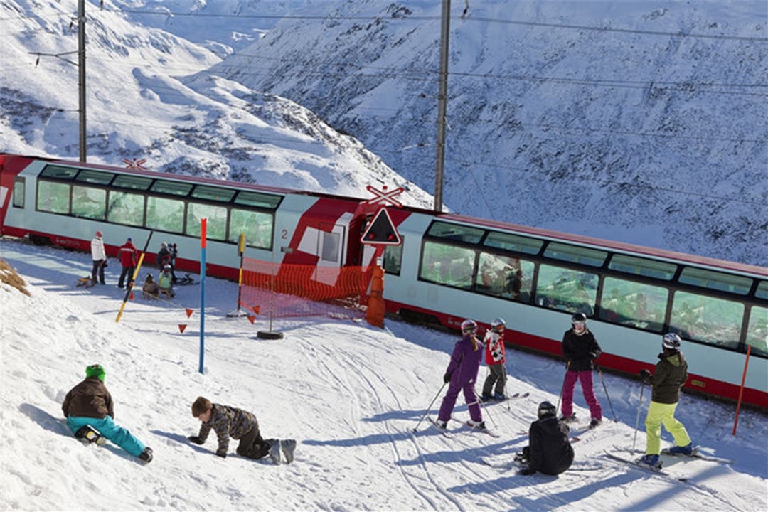 Kreuzt der Glacier Express die Skipisten, werden Wintersportler zu begehrten Fotosujets.