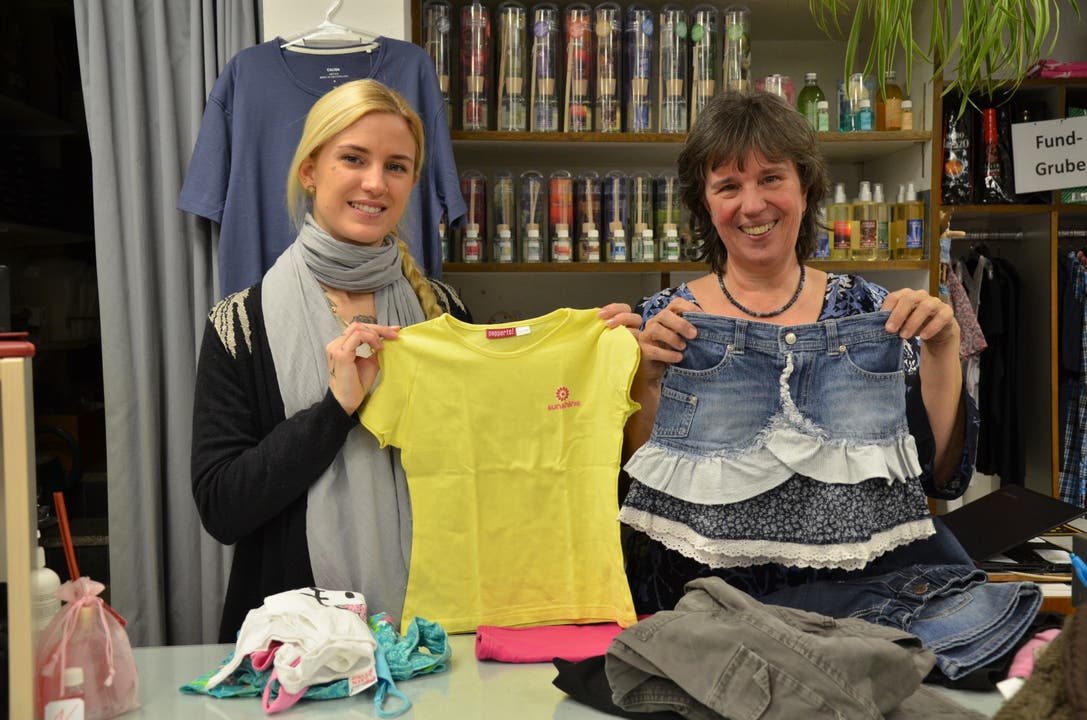 Leonie Restaino (links) und ihre Mutter Dorit Hartmann, Inhaberin des Städtli-Shops in Bremgarten, sortieren die ersten Kinderkleider für die Börse.