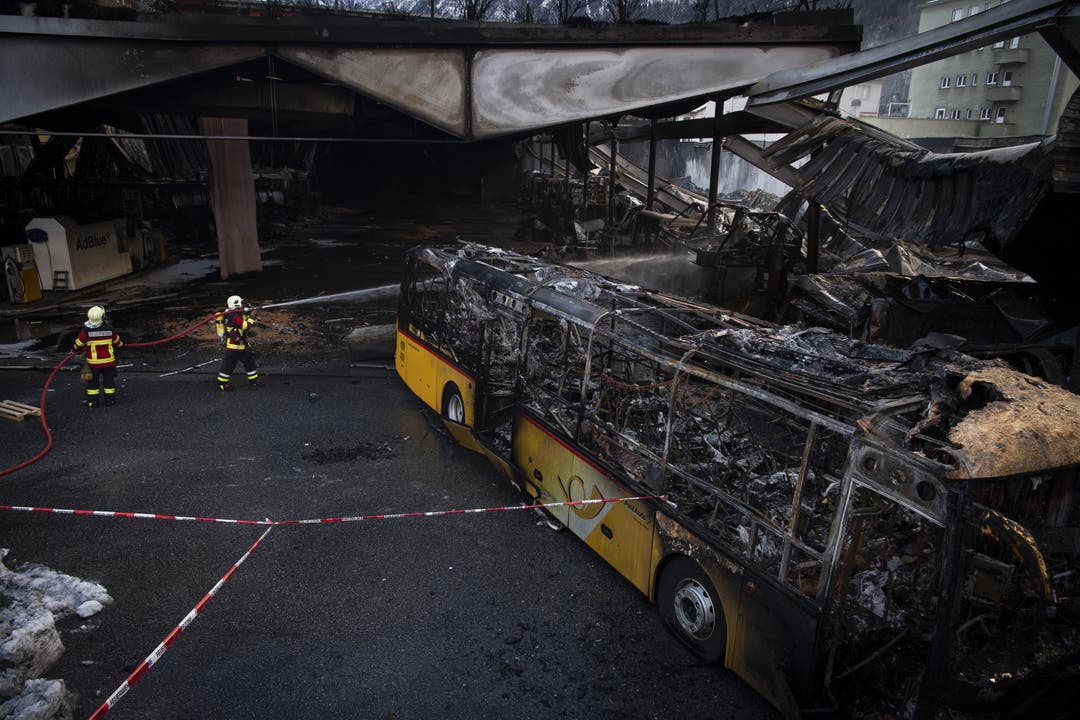 Chur GR, 16. Januar: Bei einem Grossbrand in einer Postauto-Garage sind rund 20 Postautos beschädigt worden. Dank Ersatzfahrzeugen aus der Region kann der Betrieb der Postautolinien gewährleistet werden.