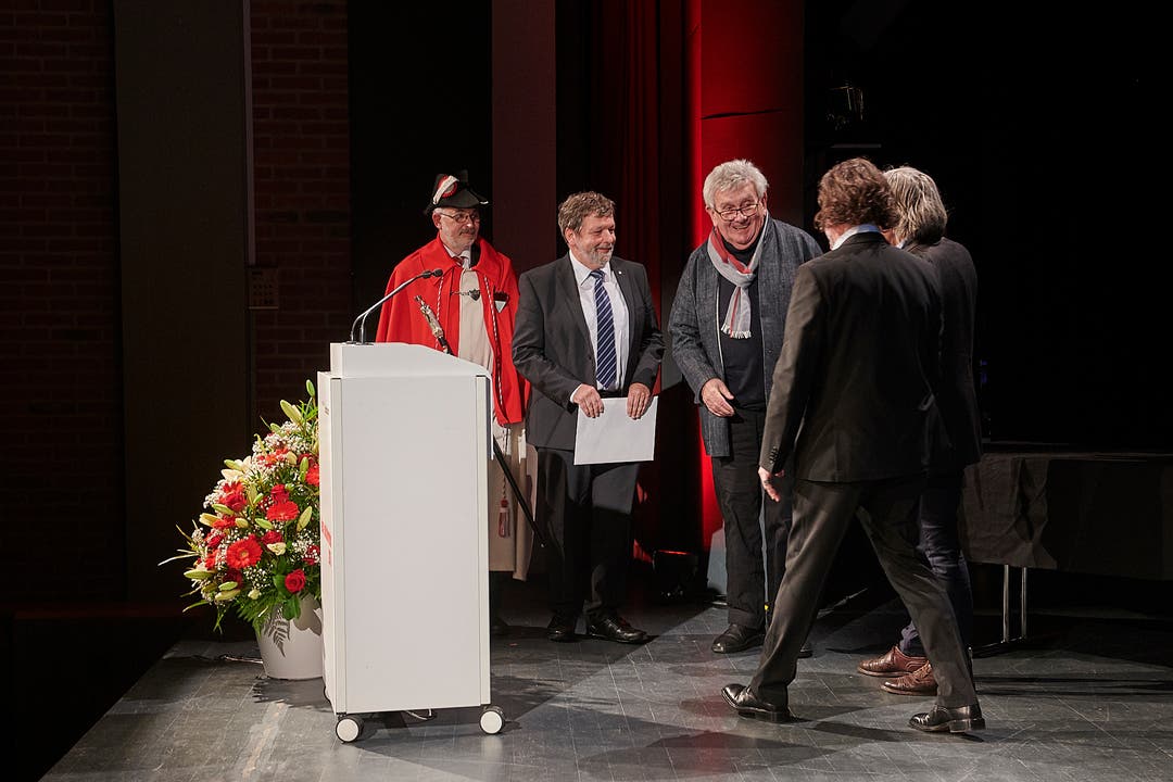 Verleihung Kunst- und Kulturpreise Kanton Solothurn 2018 Stefan Sieboth erhält den Kunstpreis durch Landammann Roland Heim verliehen.