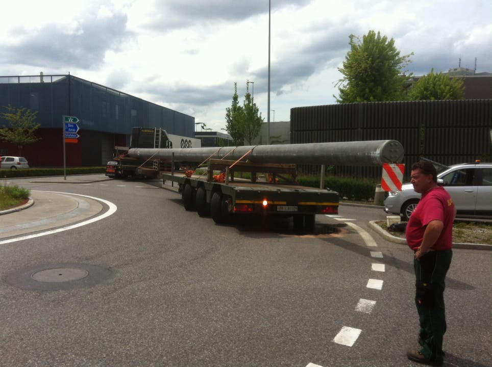 Lenzburg AG, 27.Mai: Auf der Aarauerstrasse blockierte ein defekter Schwertransporter mit Bremsölverlust den Kreisel. Dies führte zu massivem Rückstau in allen vier Kreiselrichtungen.