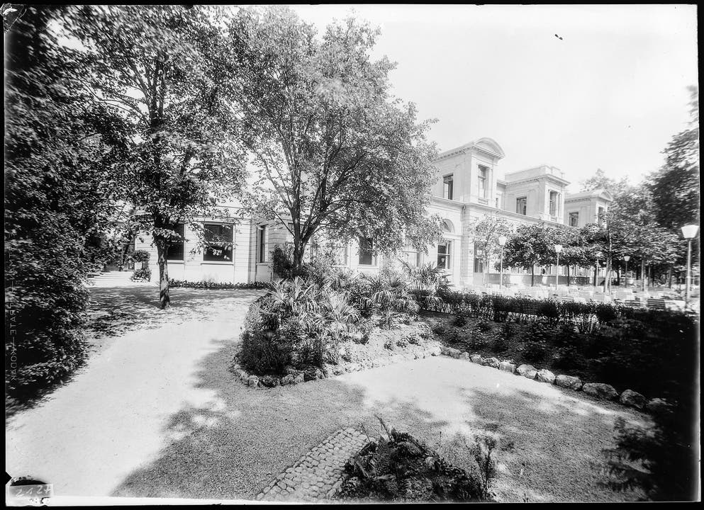 Neues Bistro im Kurpark Der Badener Kursaal, das heutige Grand Casino, hatte von Anfang an stets eine Gartenwirtschaft. Eine Aufnahme nach 1932.