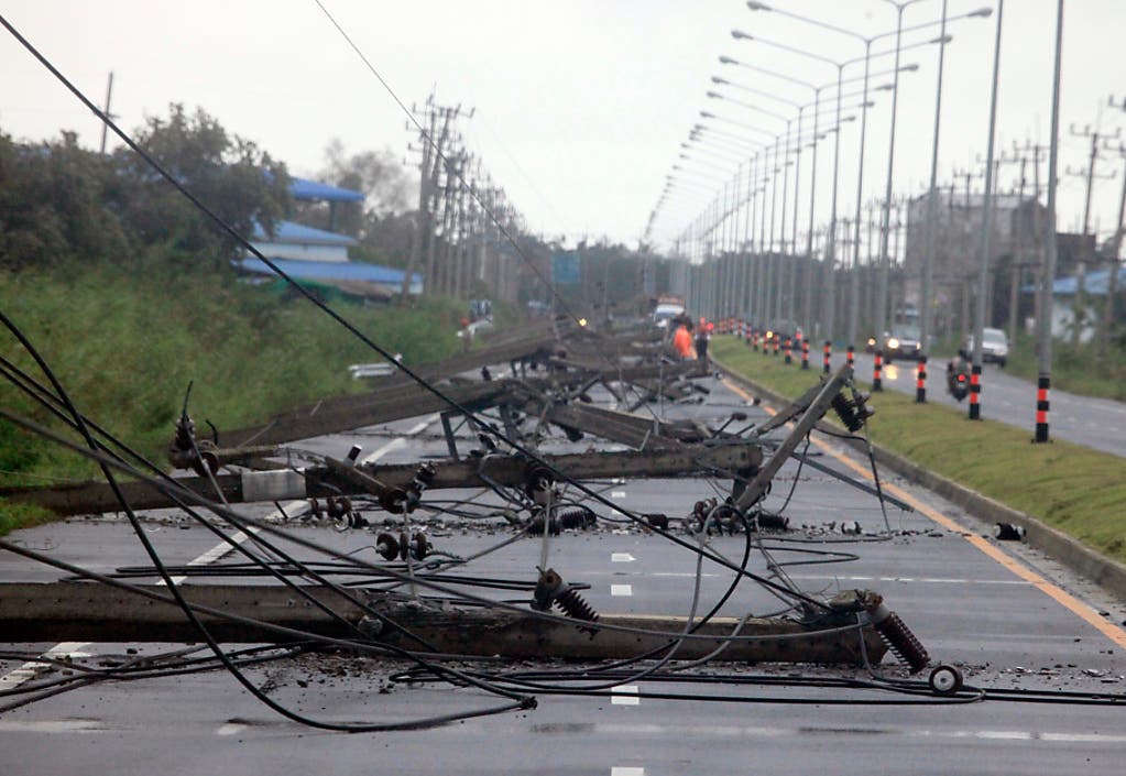 Von Windkraft gefällte Stromleitung im Süden Thailands nach dem Durchzug des Tropensturms Pabuk.