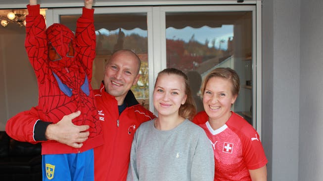 Ein neues Leben im Aargau für den Judosport: Aleksei Budolin mit seiner Frau Ilona Toots (43) und ihren beiden Kindern Aleksander (4) und Malena (17).