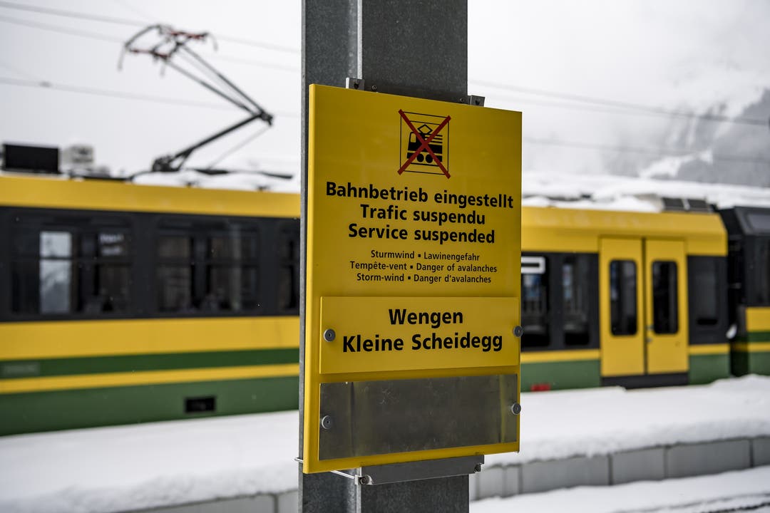 Der Bahnverkehr zwischen Wengen und der Kleinen Scheidegg ist wegen der aktuellen Lawinengefahr unterbrochen.