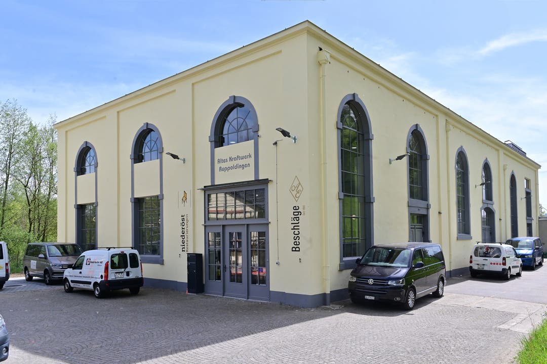 Das Maschinenhaus in neuen Glanz; die Fassadenfarbe wurde von der kantonalen Denkmalpflege empfohlen.