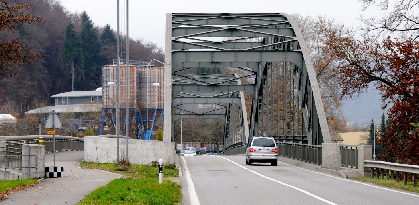 Die Aarebrücke dient dem motorisierten Verkehr als Verbindung zwischen Koblenz und Felsenau (Gemeinde Leuggern). Links im Bild der Fussgängersteg.