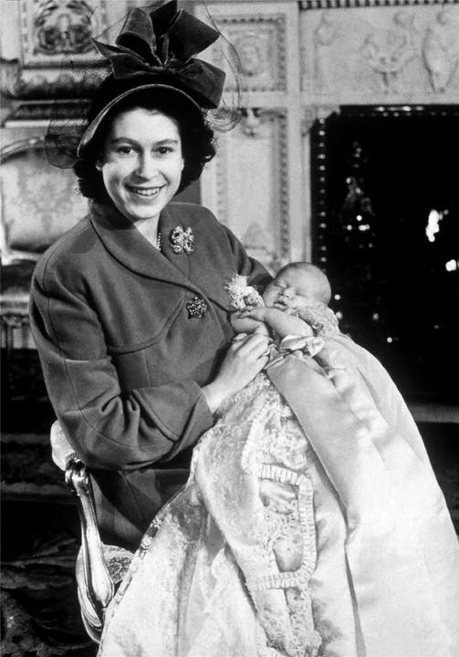 Elizabeth, noch als Prinzessin, kurz nach Charles’ Geburt 1948.