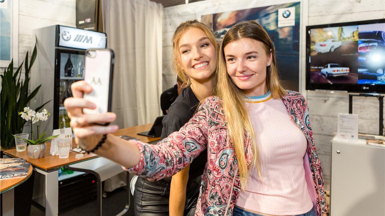 Eine Besucherin (rechts) packt die Gelegenheit und macht ein Selfie mit dem Brugger Model Manuela Frey.