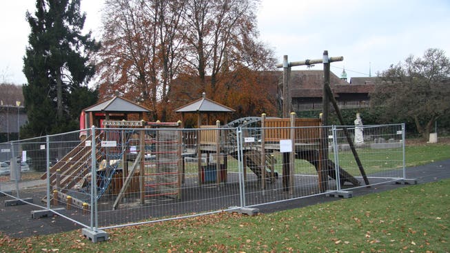 Der Spielplatz Chantier wurde letzte Woche geschlossen. Wie gehen die Gemeinden mit der Spielplatzsicherheit um?