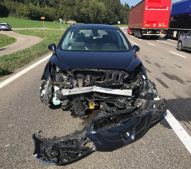 Hendschiken AG, 19. September Eine alkoholisierte Autofahrerin (51) hat am Donnerstagmittag in Hendschiken einen Selbstunfall verursacht. Sie kollidierte mit einem Verkehrssignal. Die Schweizerin blieb unverletzt. Die Kantonspolizei nahm ihr den Führerausweis ab.