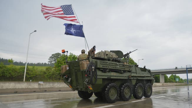 Die US-Flagge über jener der Nato am Heck dieses gepanzerten Militärfahrzeugs: Bleibt Amerika der starke Partner?