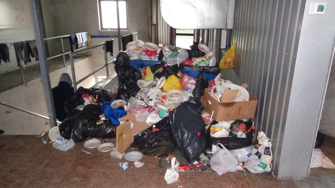 In Velika Kladusa liegt der Abfall unweit der Schlafplätze.