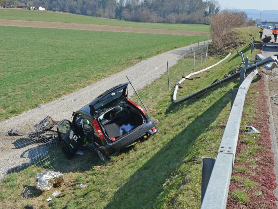 A7/Gachnang TG, 22. März: Eine Frau ist bei einem Selbstunfall verletzt worden. Ihr Auto durchbrach die Leitplanke, prallte in den Wildzaun und blieb auf der Seite liegen.