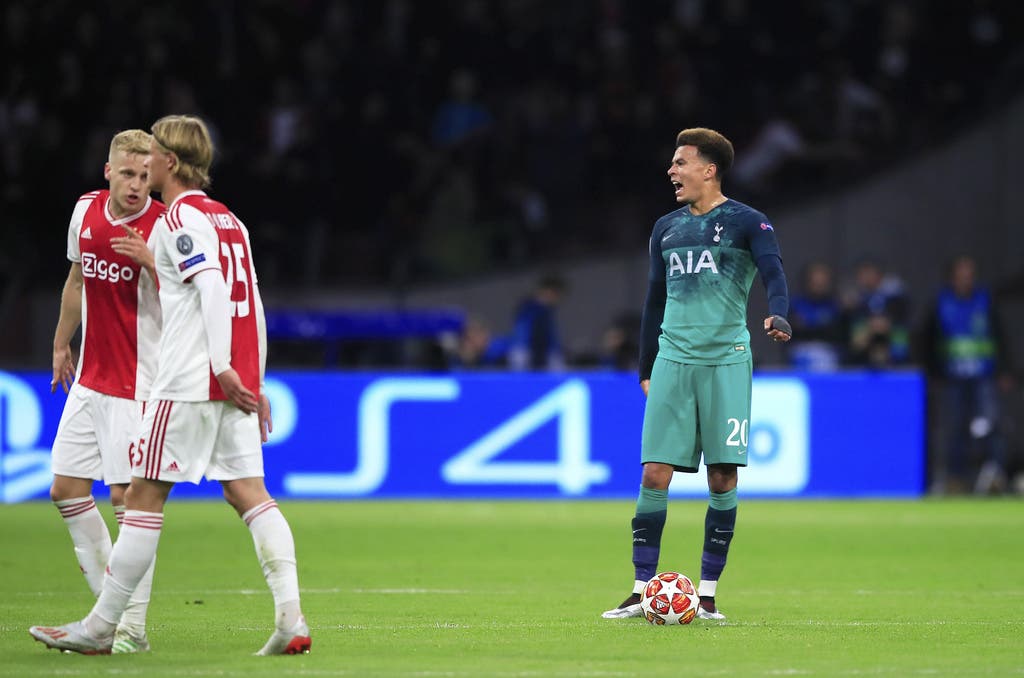 Tottenhams Dele Alli (r.) ist nicht zufrieden mit der Leistung seiner Mannschaft. Die beiden Ajax-Spieler Kasper Dolberg (M.) und Donny van de Beek (l.) planen unterdessen schon wieder ihren nächsten Streich.