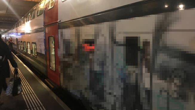 Versprayter Intercity im Bahnhof Bern. Das Bild wurde verpixelt, damit das «Werk» nicht erkennbar ist.